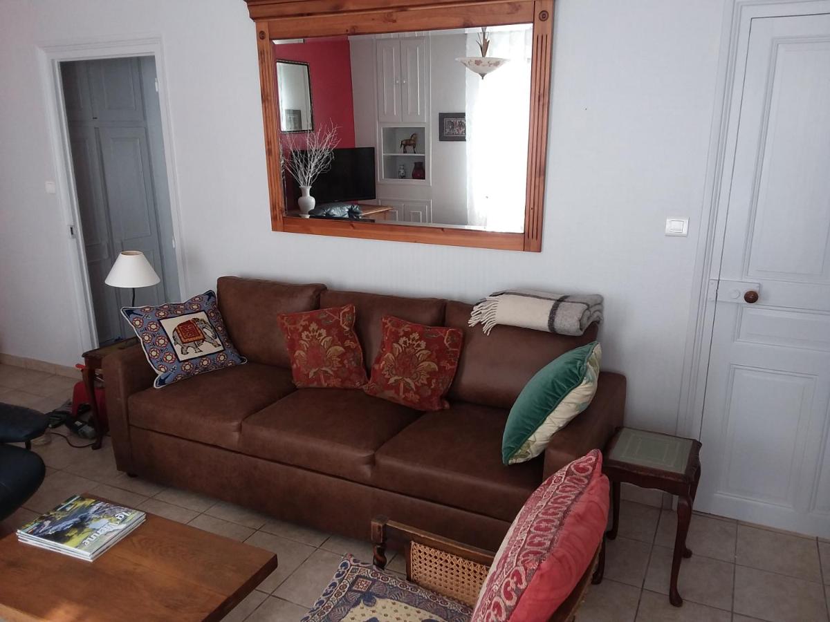Suitetrails - Colourful well equipped 2-Bed House in Le Vigeant
