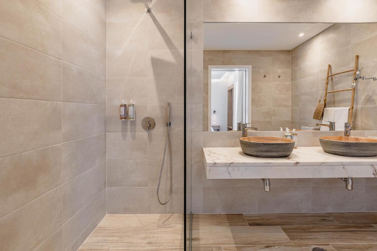 Uma casa de banho em Sleep & Nature Hotel