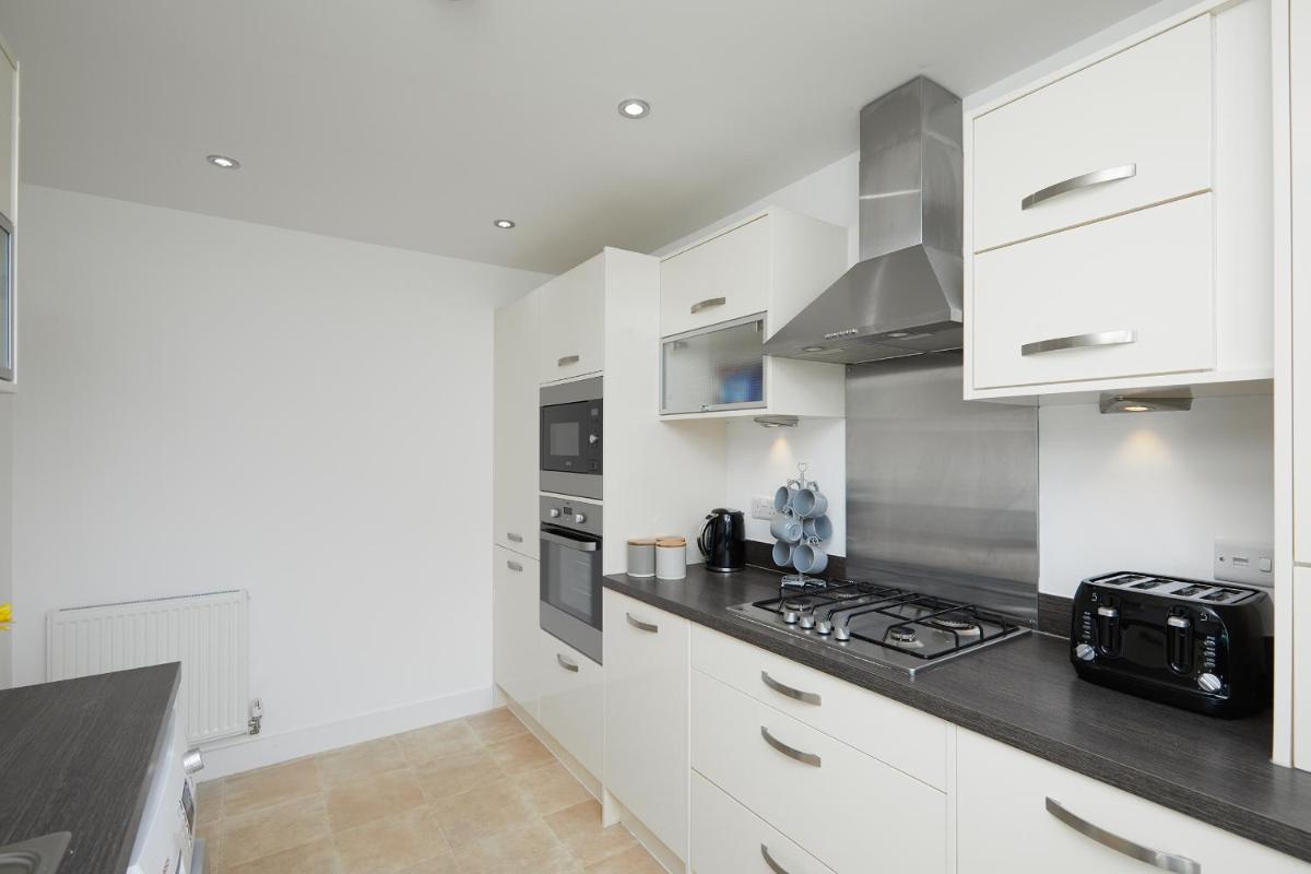 3 Bedroom Modern Town House - Derbion & Theatre 2 mins Walk - Housity