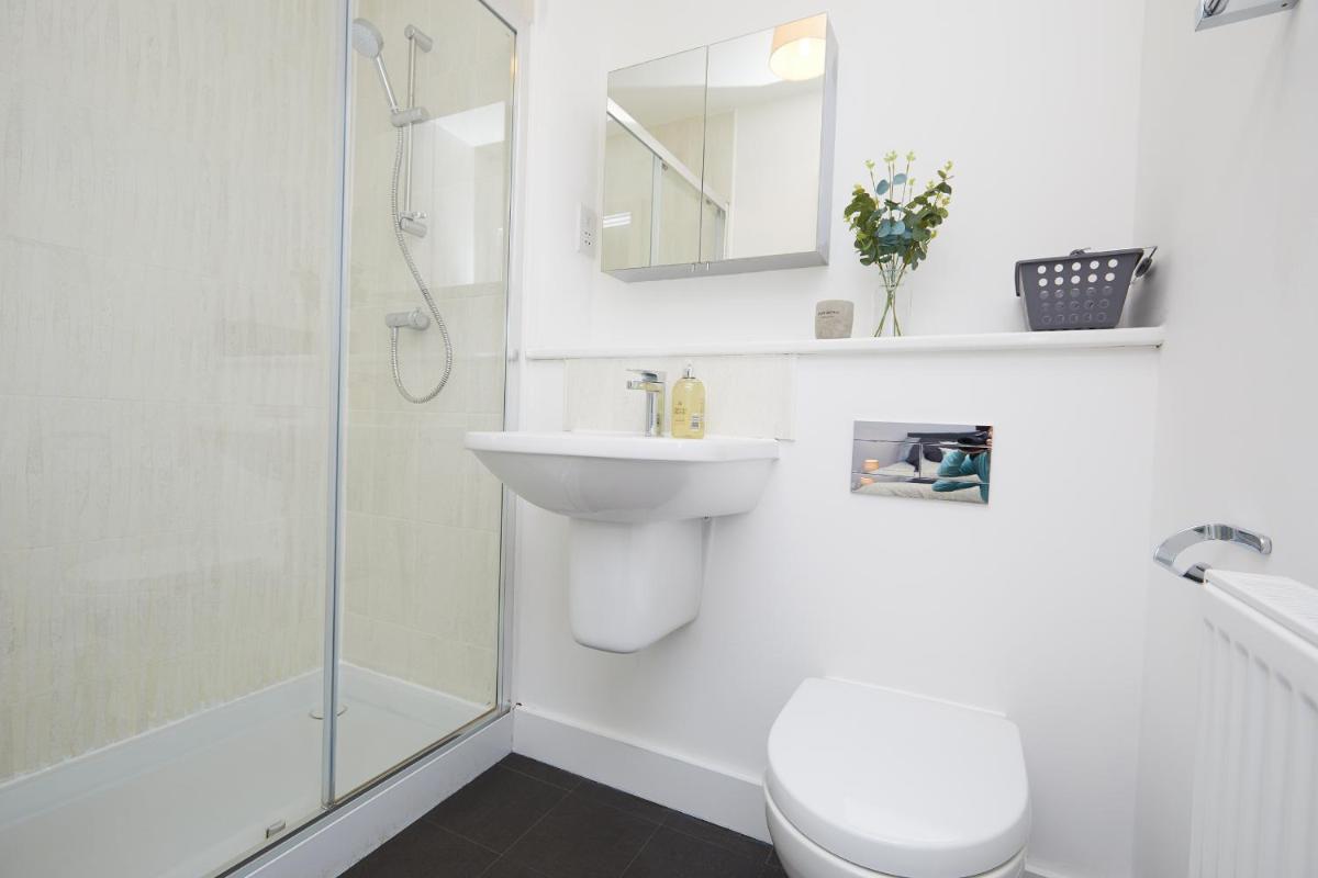 3 Bedroom Modern Town House - Derbion & Theatre 2 mins Walk - Housity
