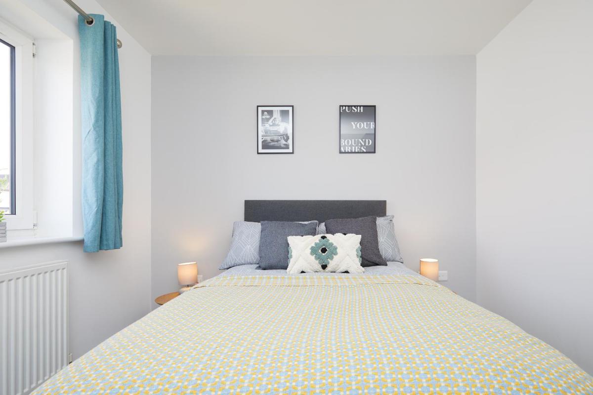 3 Bedroom Modern Town House - Derbion & Theatre 2 mins Walk - Housity