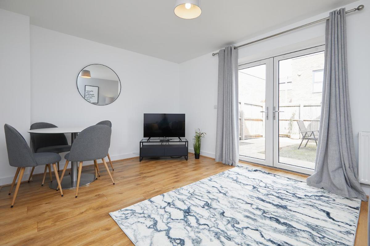3 Bedroom Modern Town House - Derbion & Theatre 2 mins Walk - Housity