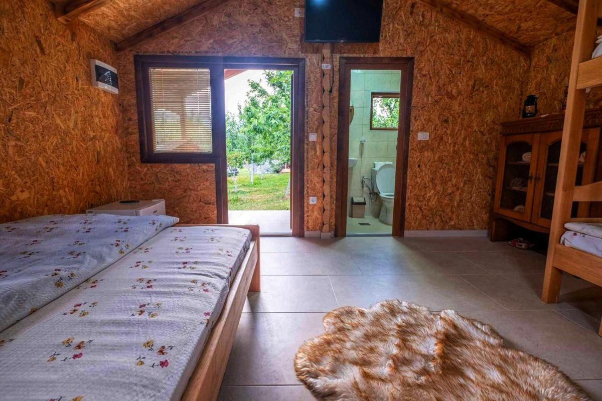Holiday bungalows & food Plav - Housity