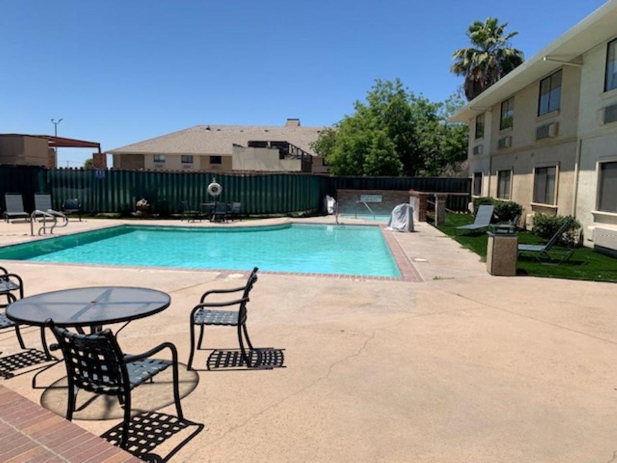 Modesto Hotel - Gateway to Yosemite - Housity