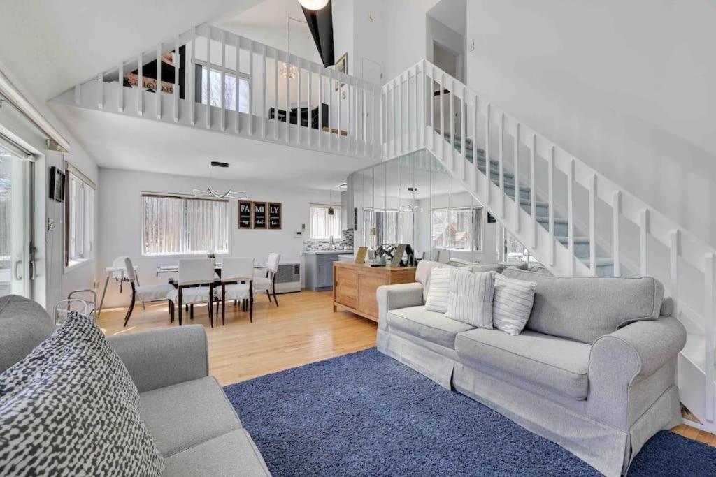 Cozy Poconos Mountain House with 3 bedrooms - Housity