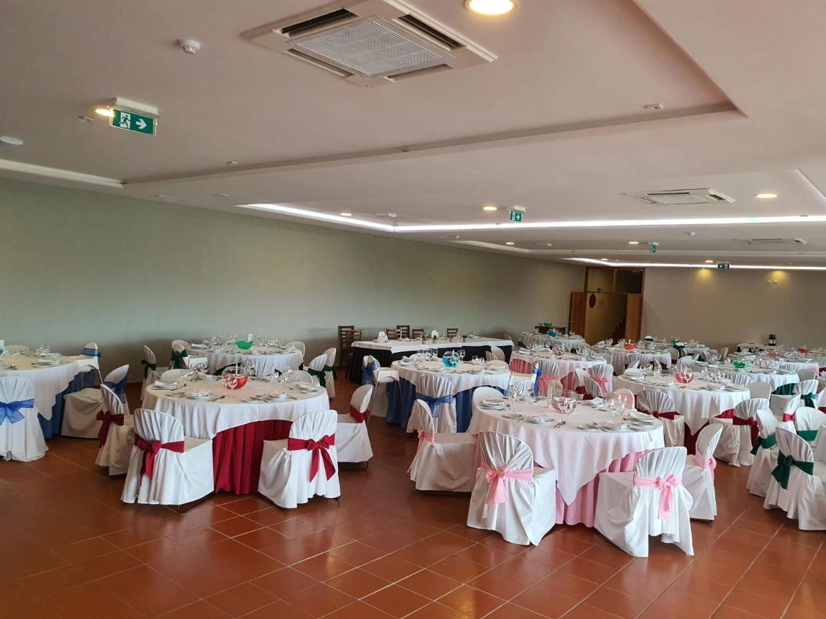 Um restaurante ou outro lugar para comer em Hotel Da Montanha