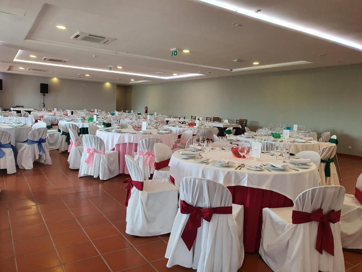 Um restaurante ou outro lugar para comer em Hotel Da Montanha