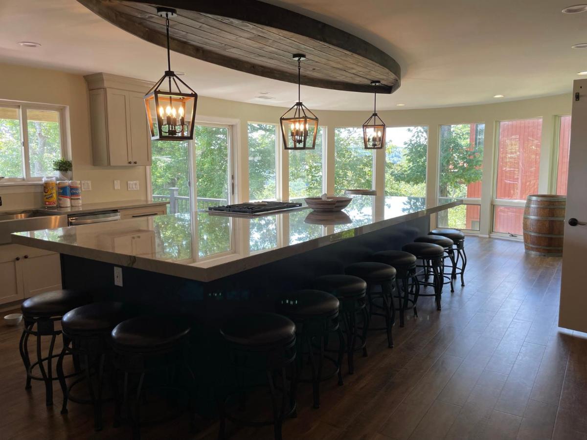 Mountain Top Mansion ~ Incredible Views ~ 10 Person Hot Tub - Beach Access! - Housity