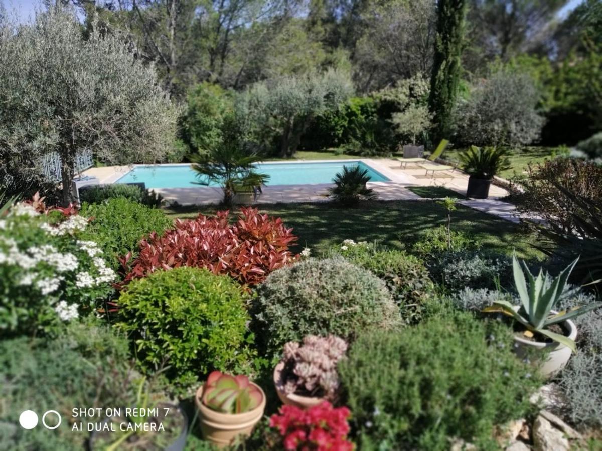 Proche Uzès petit gîte avec grande cuisine d'été et piscine - Housity