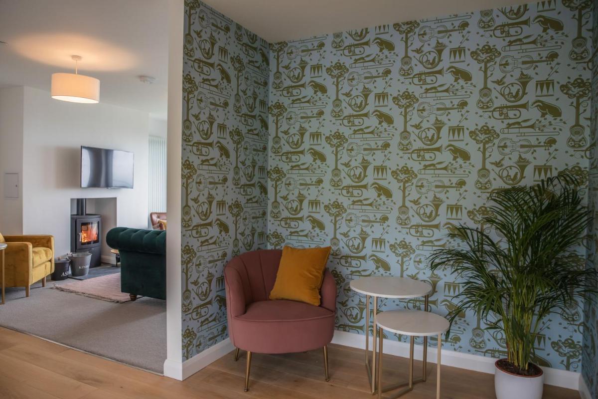 2 Bed Penthouse Apartment - 6 Plas - Housity