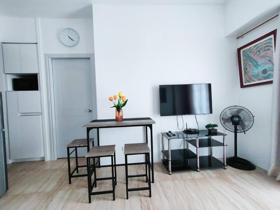 1 Bedroom unit with overlooking seaview at Banawa. - Housity