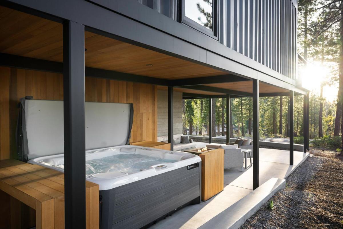 Luxury Tahoe Mountain Escape Sleeps 10 with Hot Tub- 3 night minimum stay - Housity