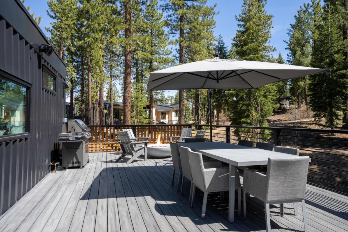 Luxury Tahoe Mountain Escape Sleeps 10 with Hot Tub- 3 night minimum stay - Housity