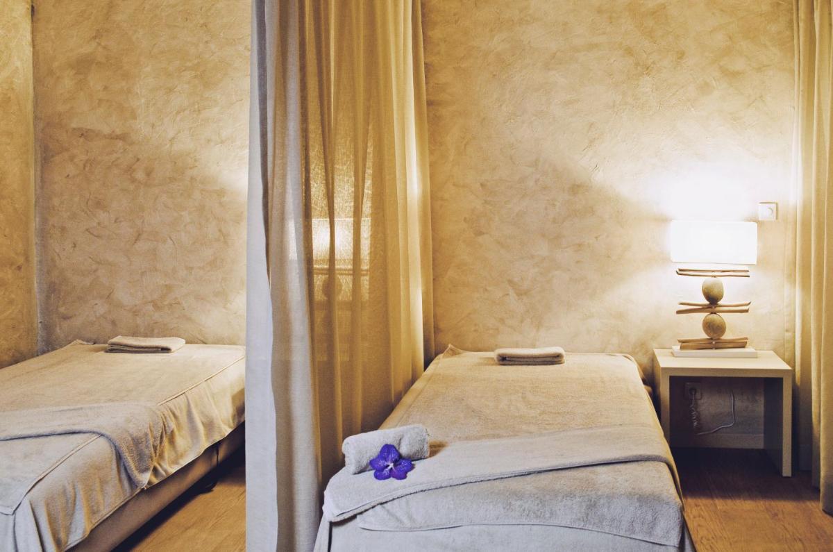 Uma cama ou camas num quarto em Crowne Plaza Vilamoura - Algarve by IHG