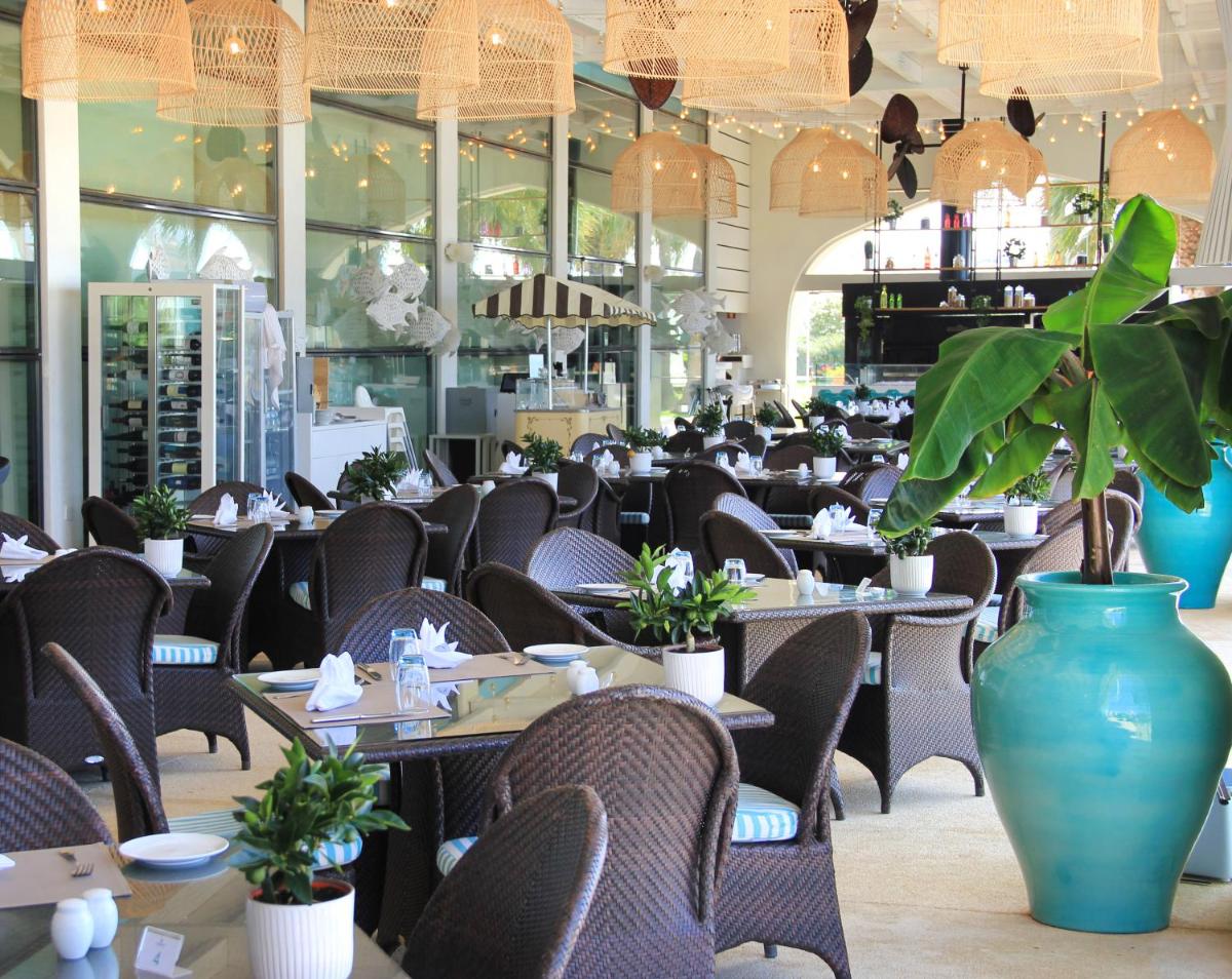 Um restaurante ou outro lugar para comer em Crowne Plaza Vilamoura - Algarve by IHG