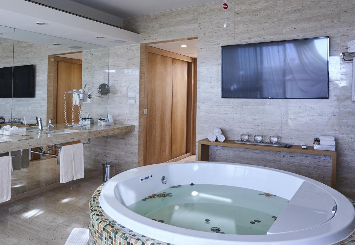 Uma televisão e/ou sistema de entretenimento em Crowne Plaza Vilamoura - Algarve by IHG