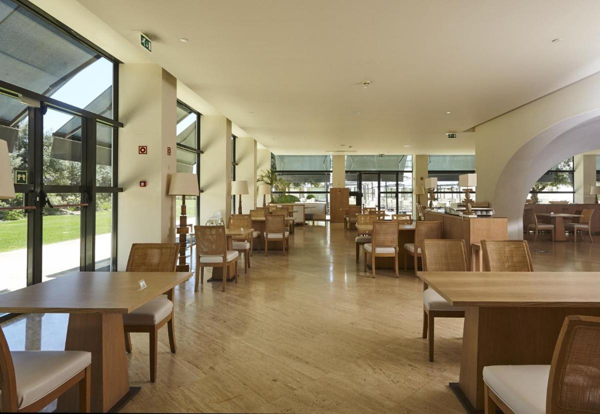 Um restaurante ou outro lugar para comer em Crowne Plaza Vilamoura - Algarve by IHG