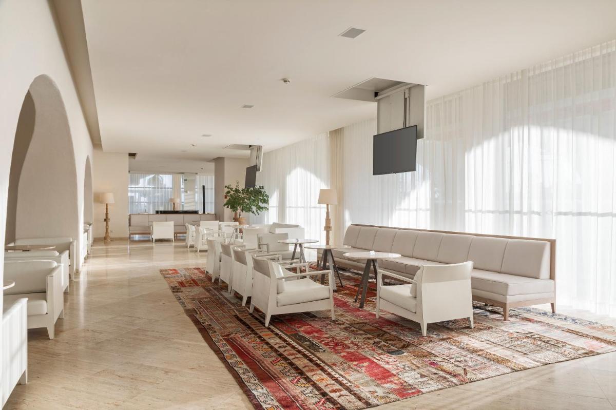 Uma área de estar em Crowne Plaza Vilamoura - Algarve by IHG