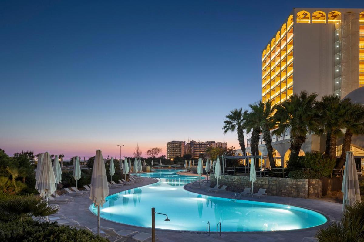 A piscina em ou perto de Crowne Plaza Vilamoura - Algarve by IHG