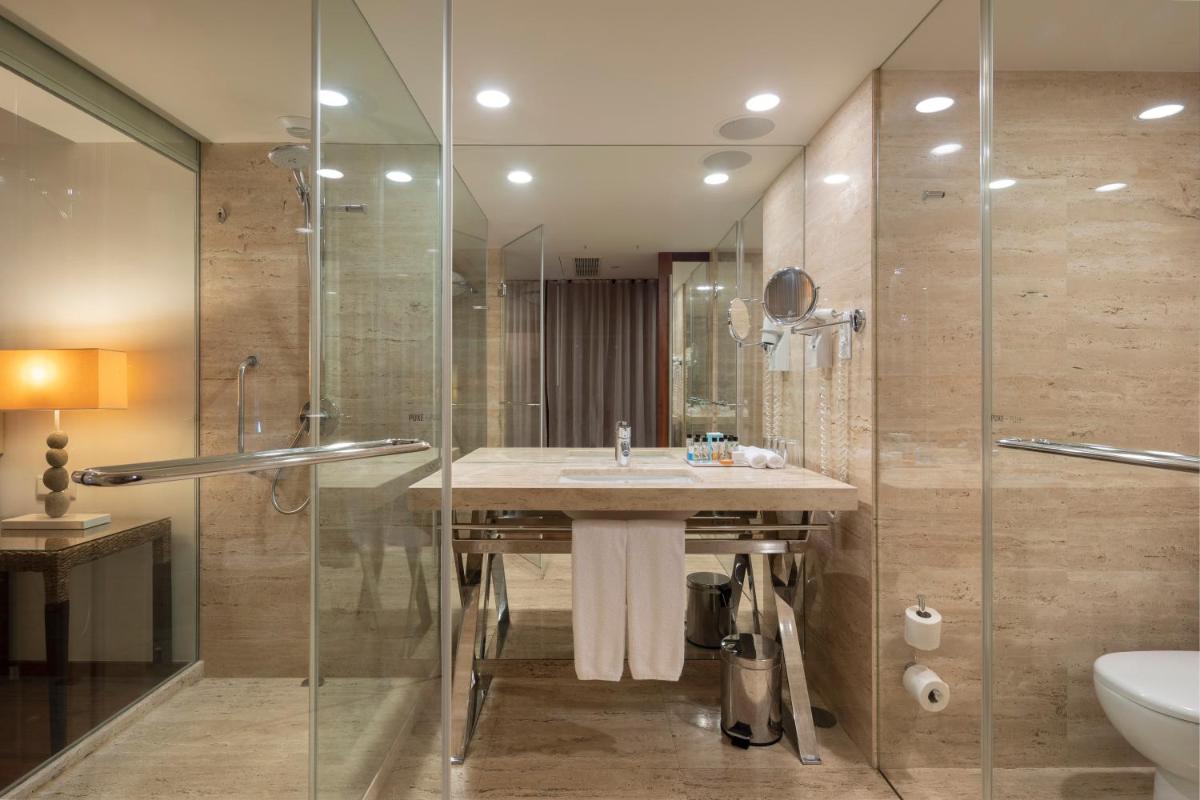 Uma casa de banho em Crowne Plaza Vilamoura - Algarve by IHG