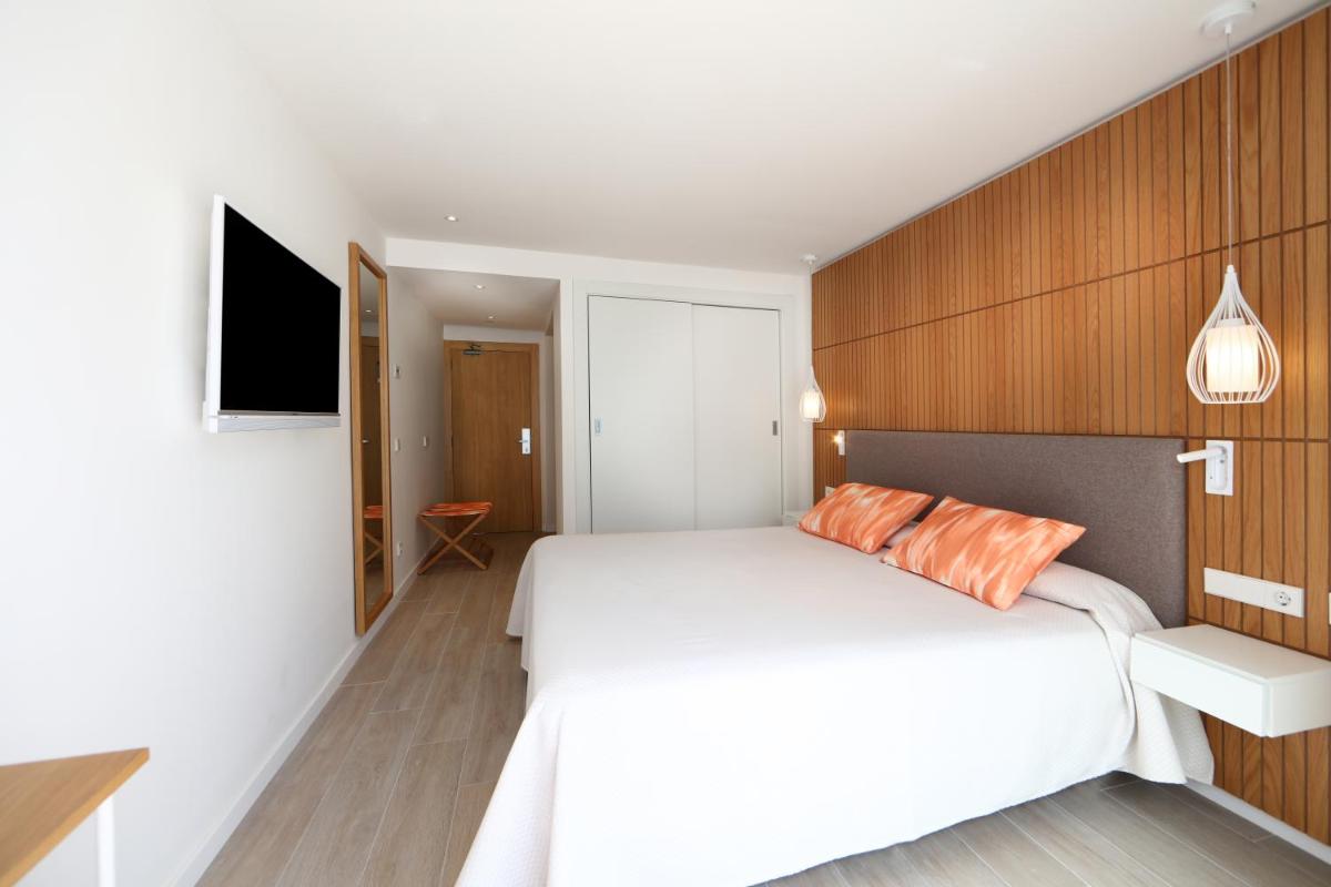 Cama o camas de una habitación en Iberostar Waves Playa de Muro