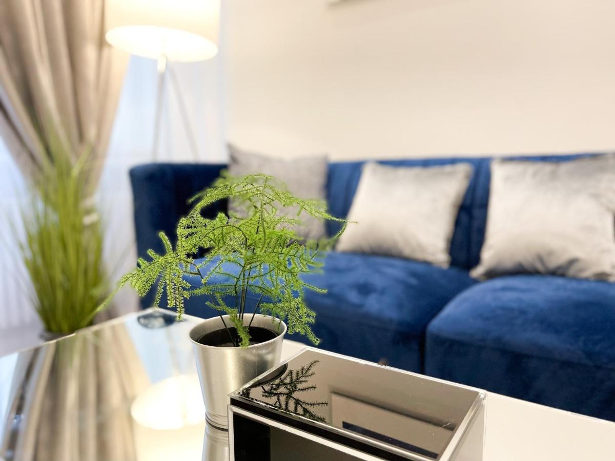 Downtown Deak-Ferris Wheel Luxury Home - Housity