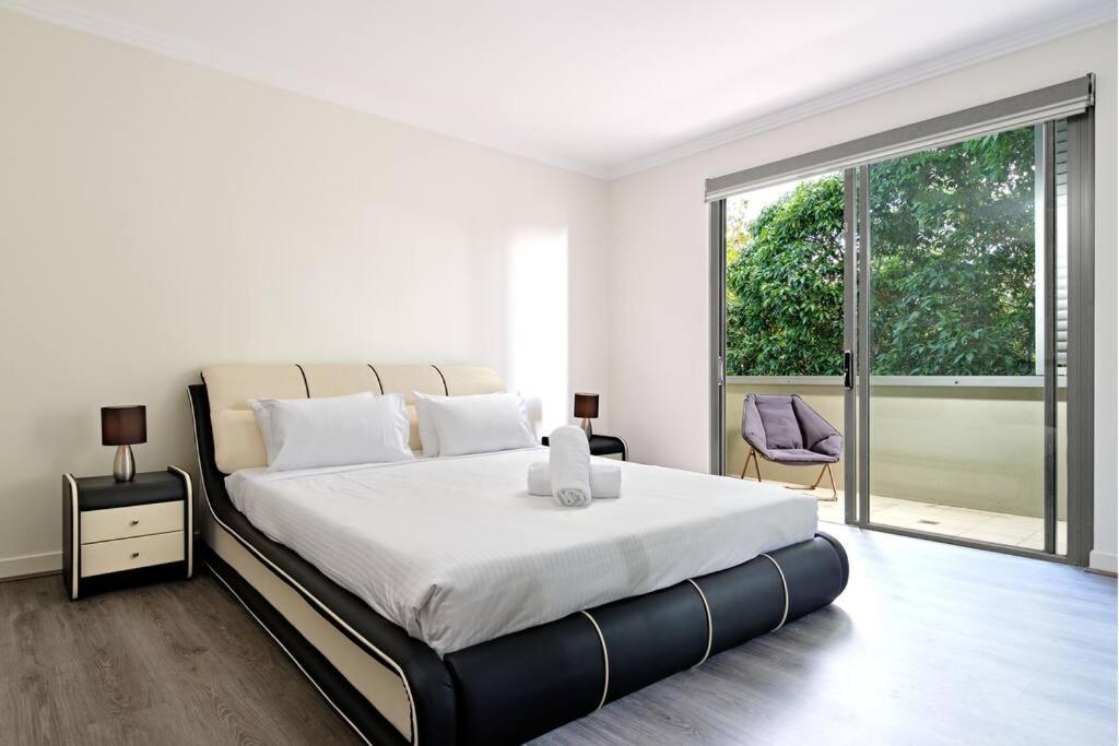 Suitetrails - Large Premium Warrawee Apartment with Parking A401