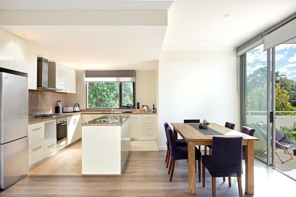 Suitetrails - Large Premium Warrawee Apartment with Parking A401