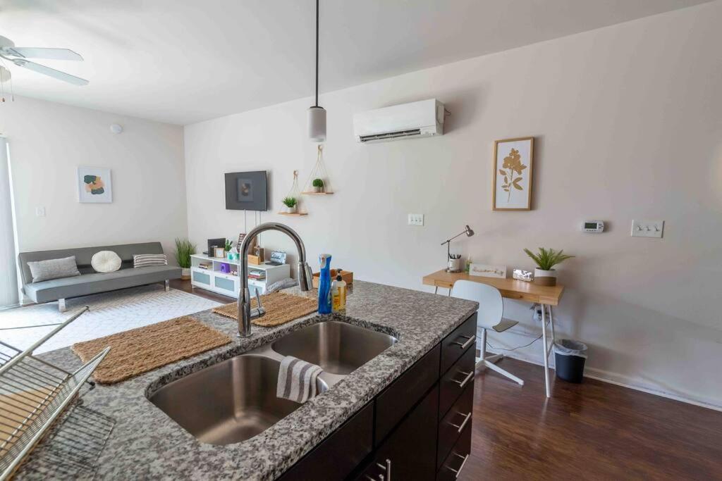 Stylish, Smart Broad Ripple Studio Getaway - Housity