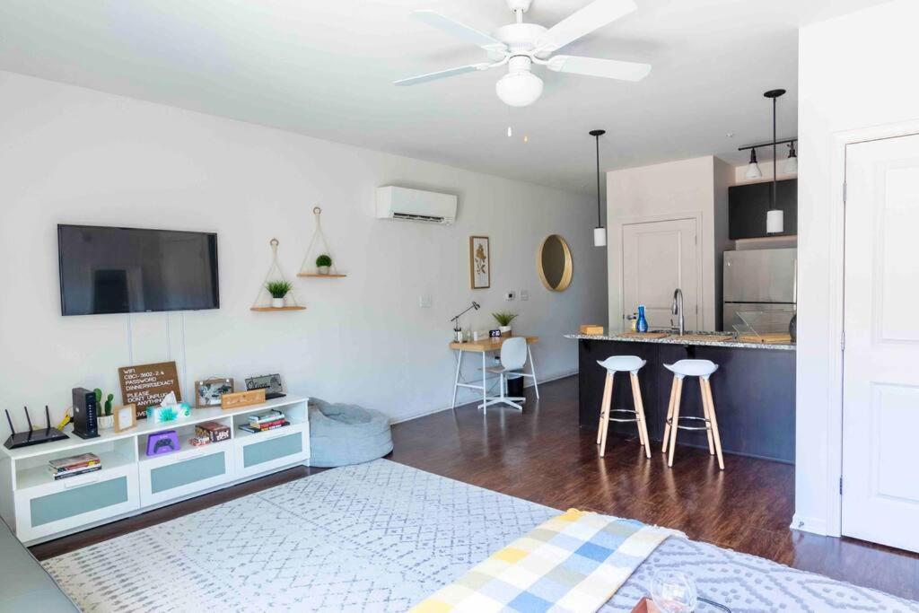 Stylish, Smart Broad Ripple Studio Getaway - Housity