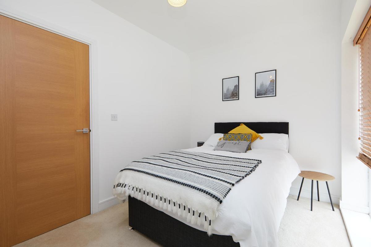 Derby City Base - 2 Bed Near Hospital, Driveway Parking, Garden - Housity