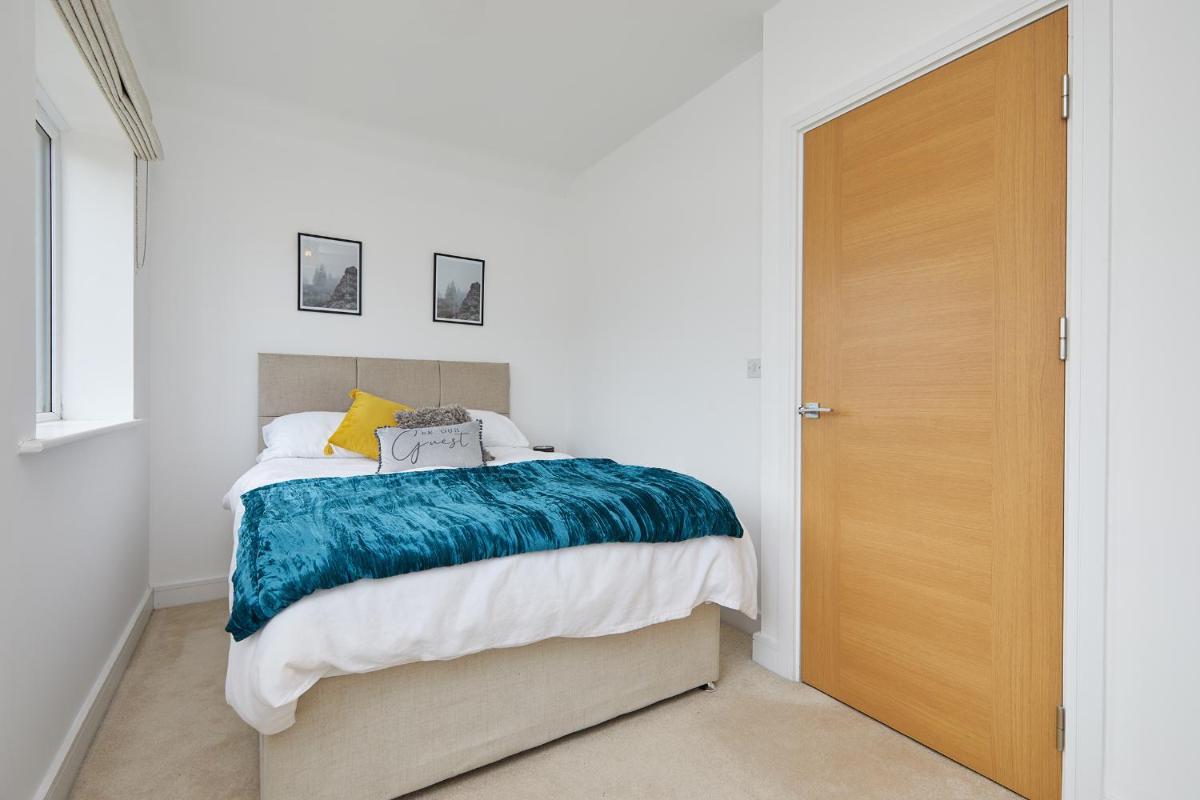 Derby City Base - 2 Bed Near Hospital, Driveway Parking, Garden - Housity