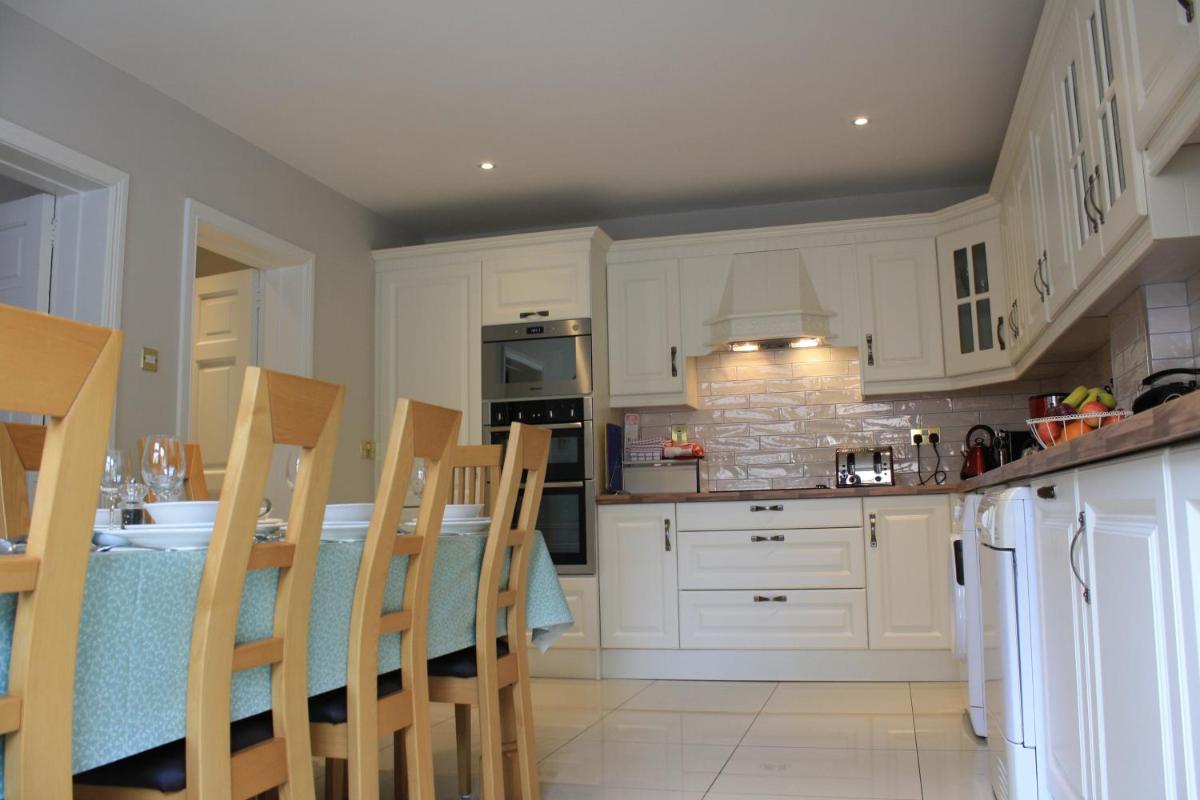 Town Centre Location -Free private parking -Luxury 4 Bedroom House all En-suite with power showers -Full Kitchen, 2 Living Rooms - Great Location - shops and restaurants 3-minute walk -fast Wi-Fi -Sleeps 9 Guests - Housity