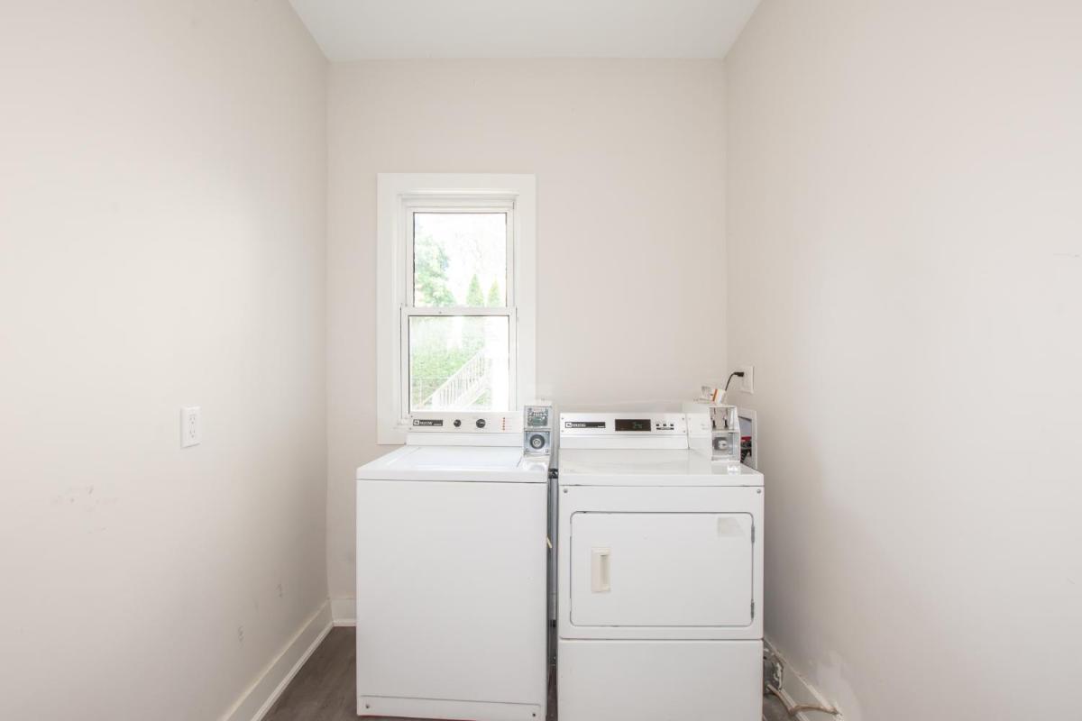 Large Bright Apt. Newly Renovated. Great Rates! - Housity