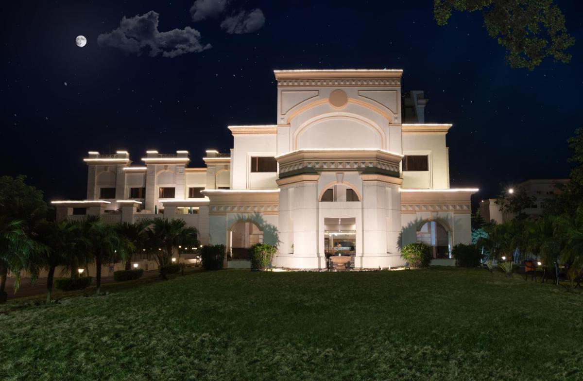 The Competent Palace Hotel - Housity