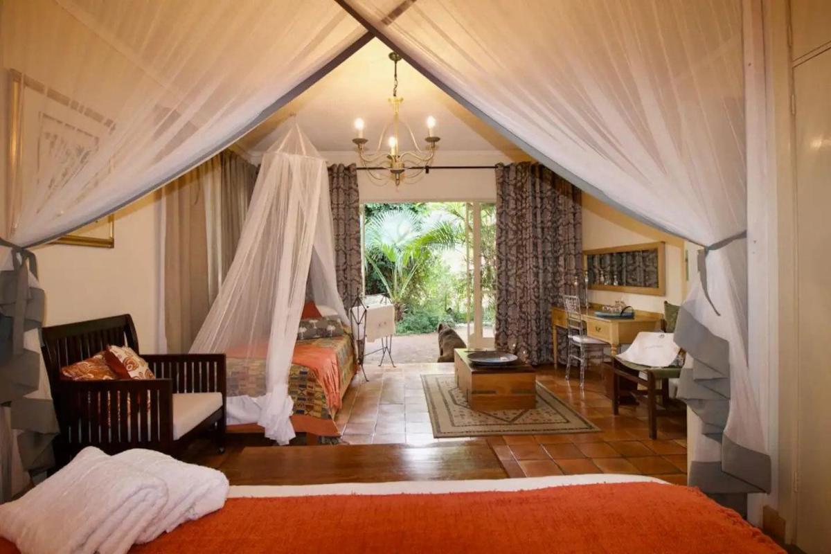 Wonderfully spacious two bedroom cottage in a quiet secluded area of town, on the edge of the bush - 1998 - Housity