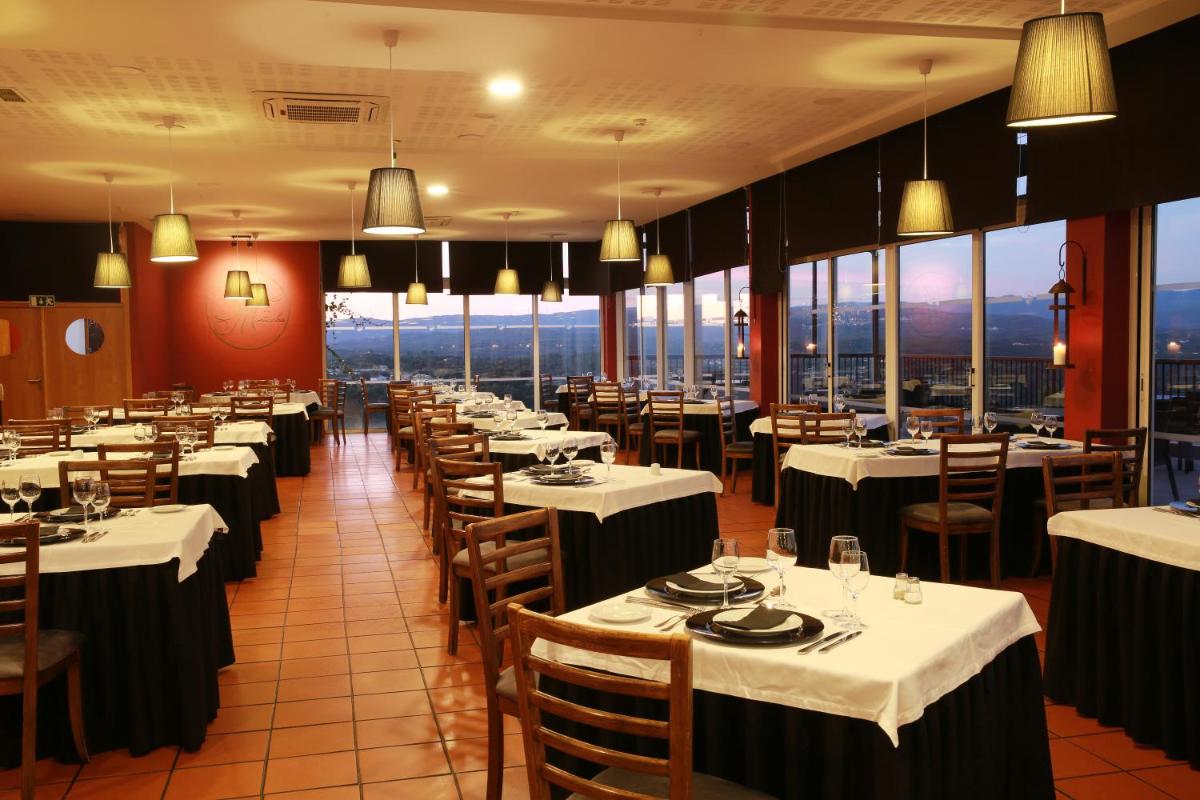 Um restaurante ou outro lugar para comer em Hotel Da Montanha