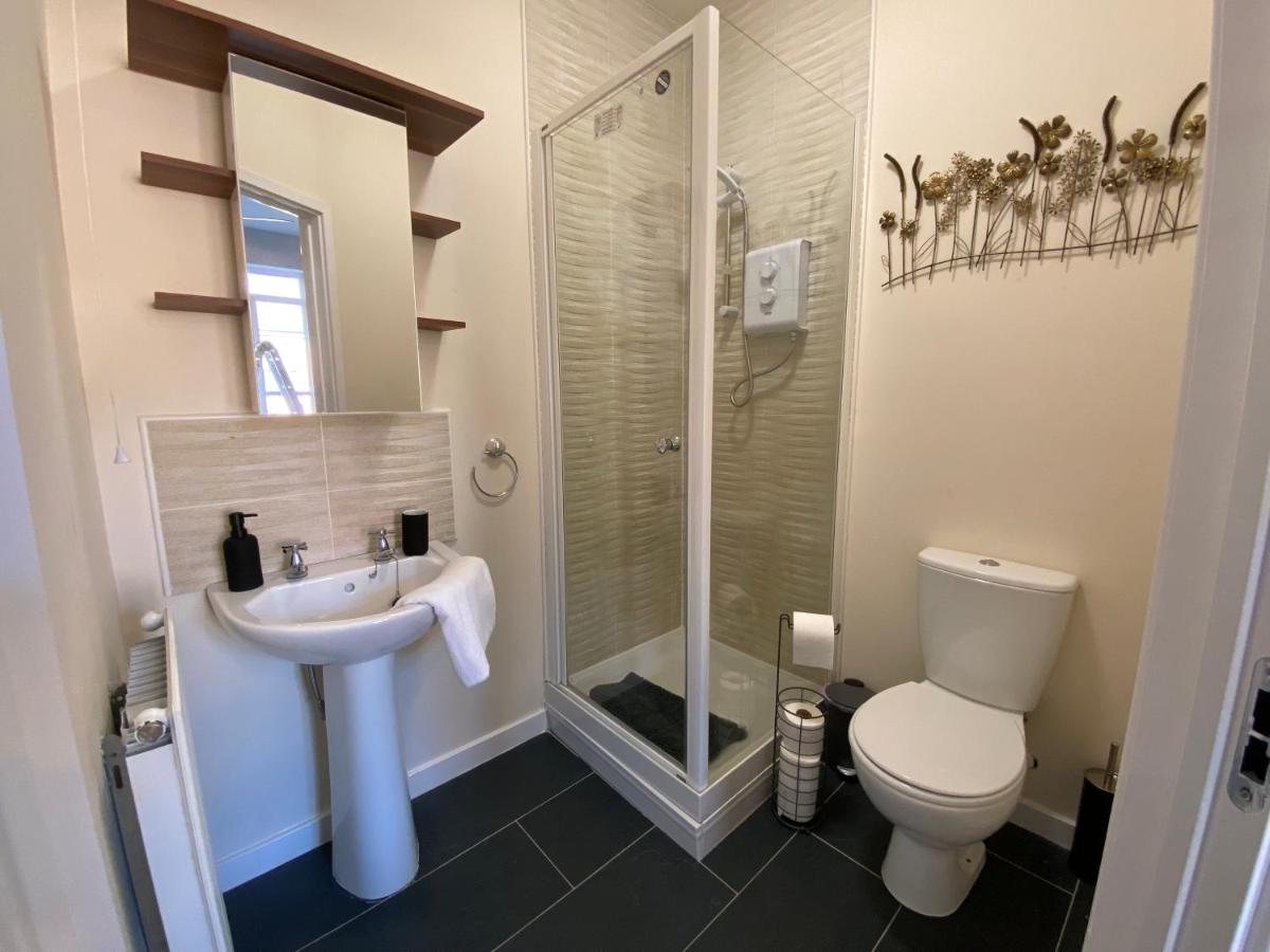 Heartswood Home Modern 3-bedroom, double driveway - Housity