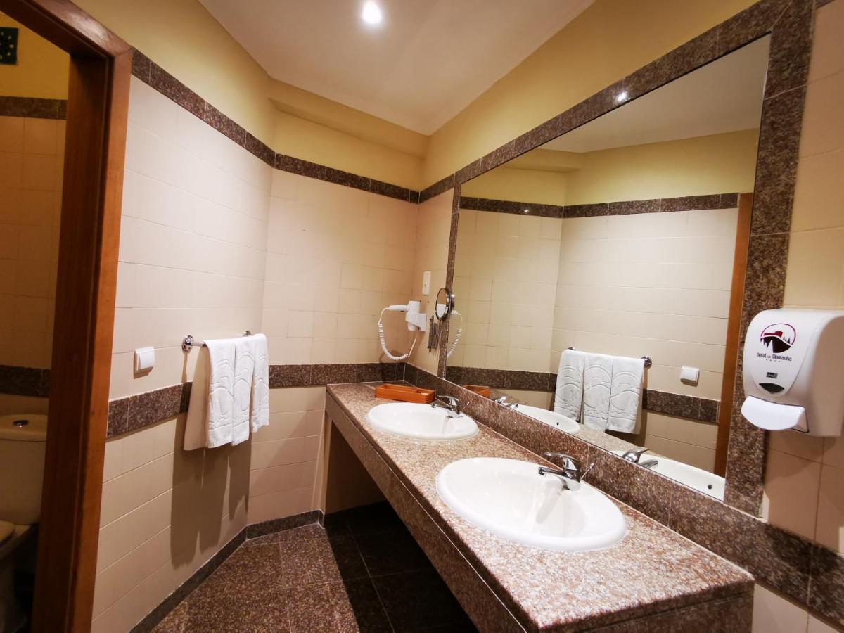 Uma casa de banho em Hotel Da Montanha