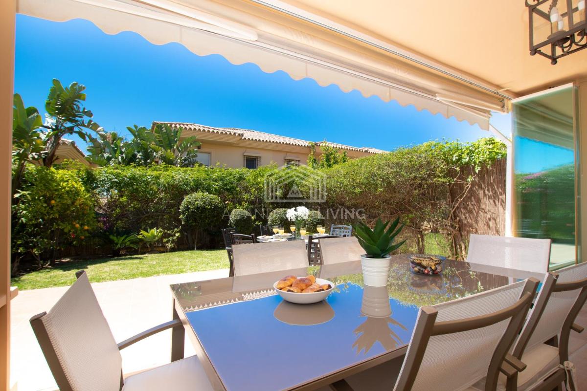 Suitetrails - Spacious perfectly maintained house with private garden and communal pool in Riviera del Sol