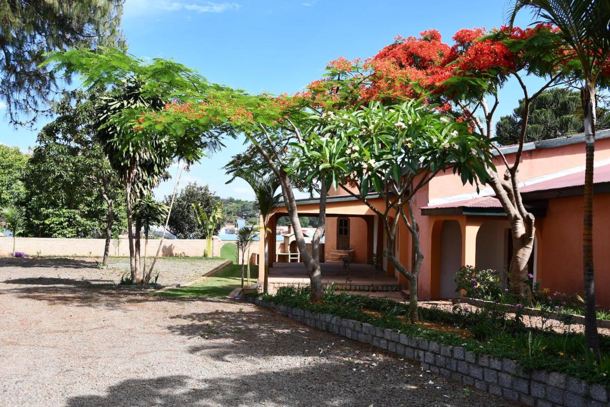 SNI-Village Ambohidratrimo au bord du Lac Andranotapahana - Housity