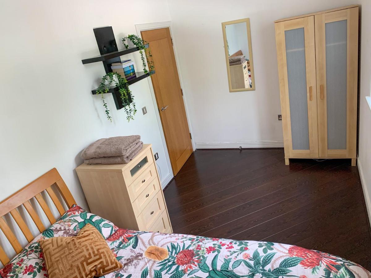 Room in Stratford with private bathroom and parking - Housity