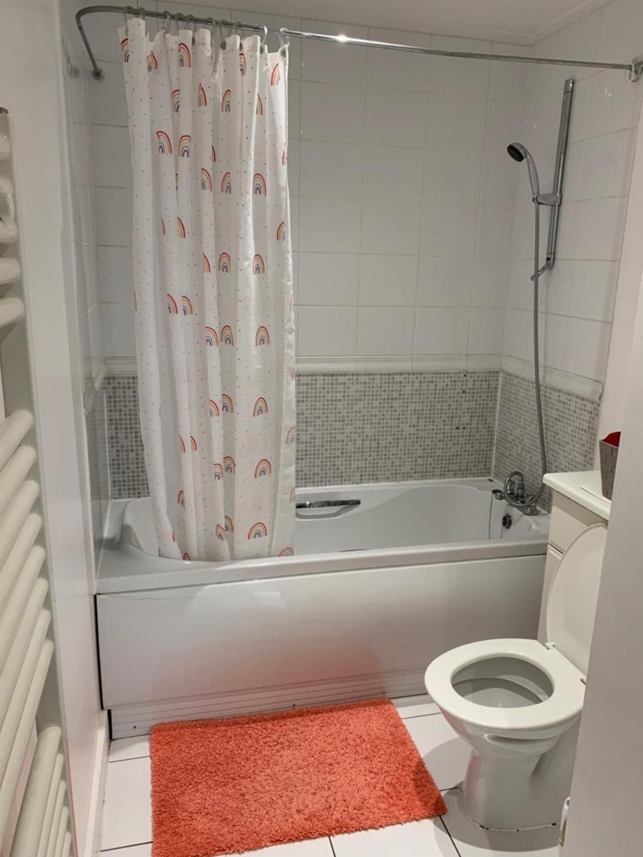 Room in Stratford with private bathroom and parking - Housity