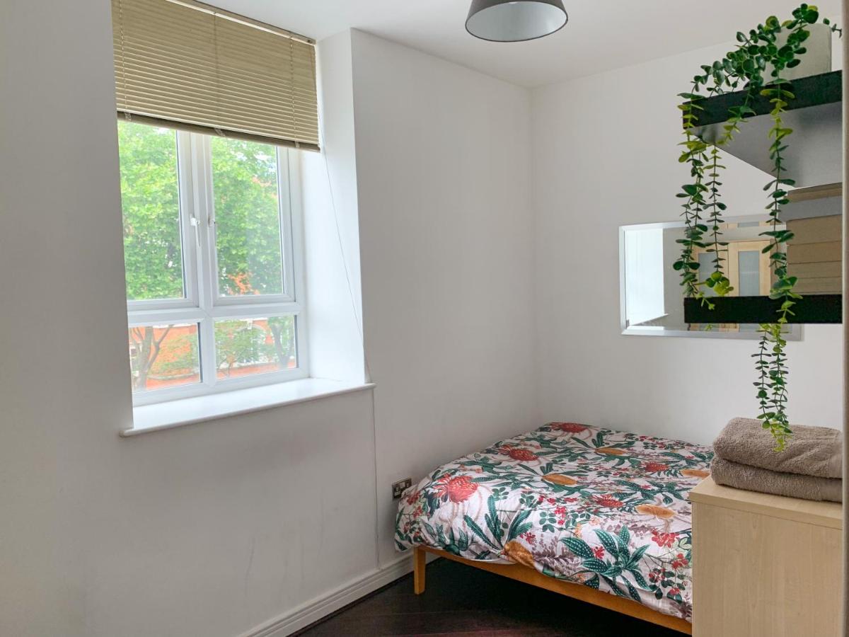 Room in Stratford with private bathroom and parking - Housity