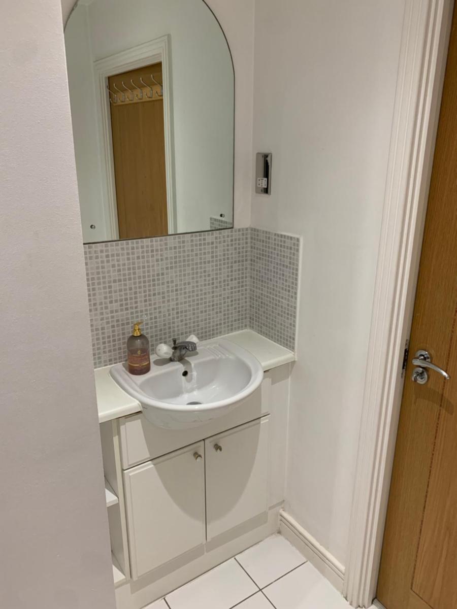 Room in Stratford with private bathroom and parking - Housity