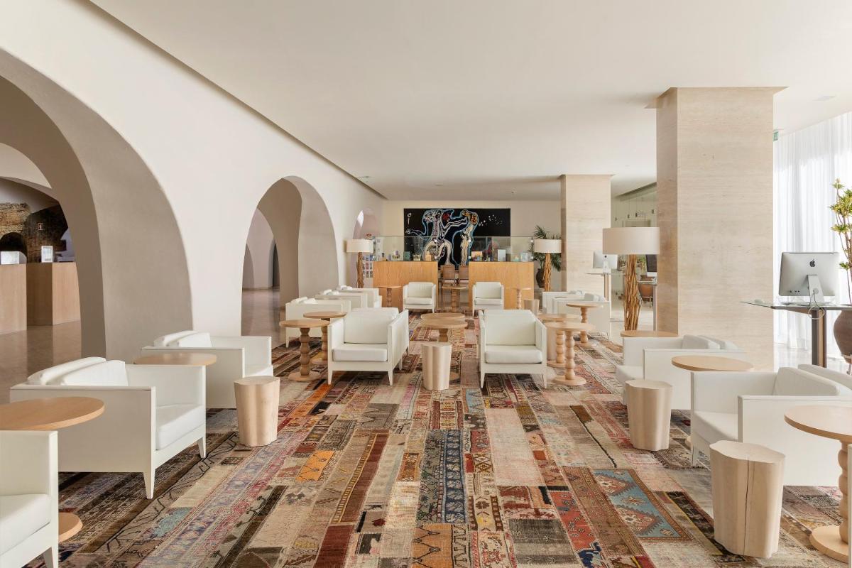 Uma área de estar em Crowne Plaza Vilamoura - Algarve by IHG