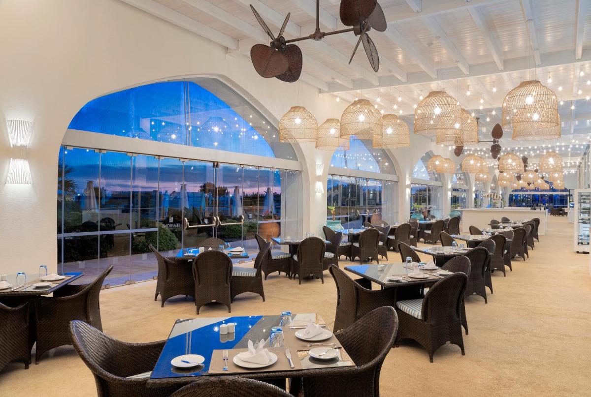 Um restaurante ou outro lugar para comer em Crowne Plaza Vilamoura - Algarve by IHG