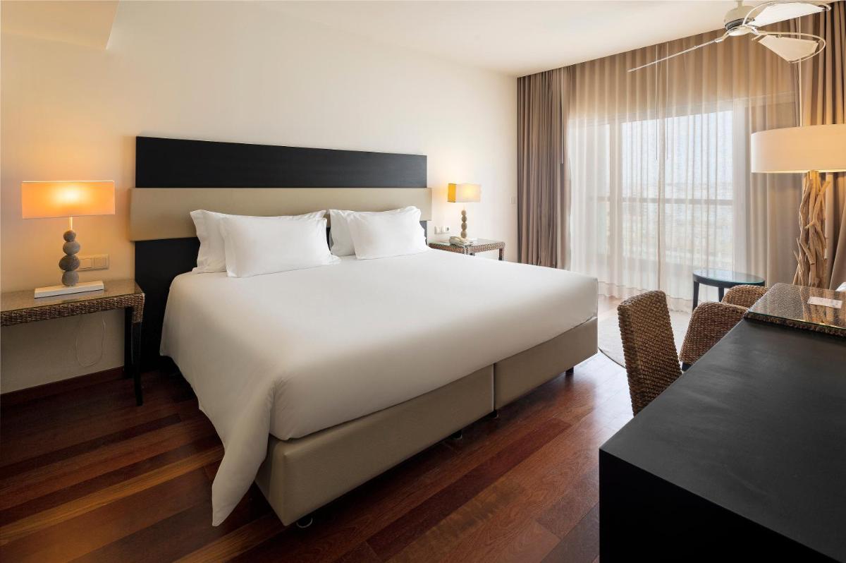 Uma cama ou camas num quarto em Crowne Plaza Vilamoura - Algarve by IHG