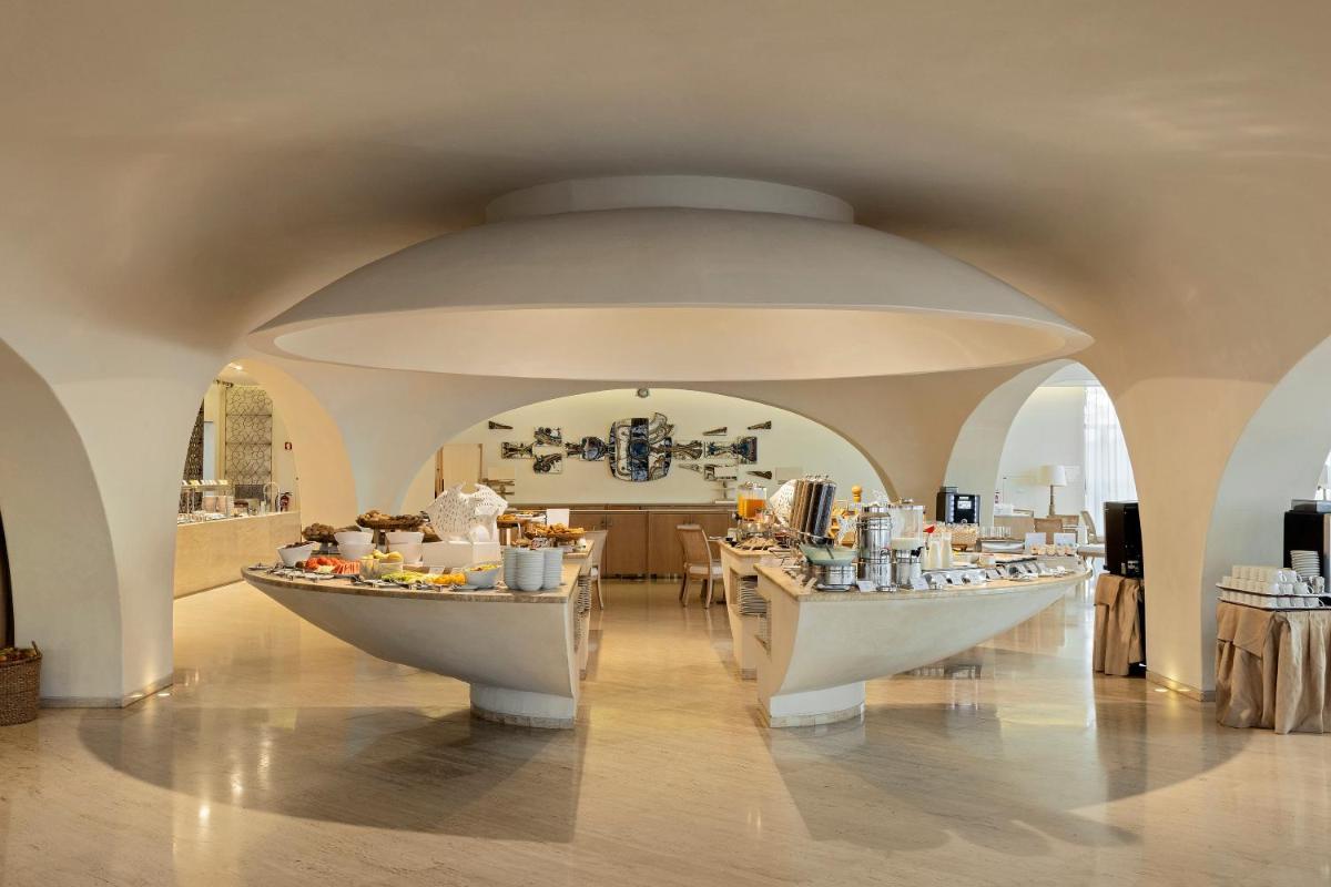 Uma área de estar em Crowne Plaza Vilamoura - Algarve by IHG