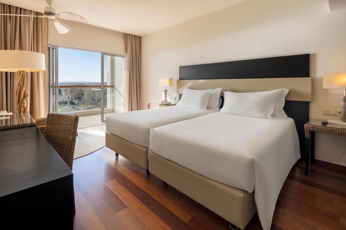 Uma cama ou camas num quarto em Crowne Plaza Vilamoura - Algarve by IHG